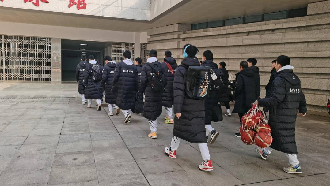 篮球防守训练中如何提高体能和耐力_0